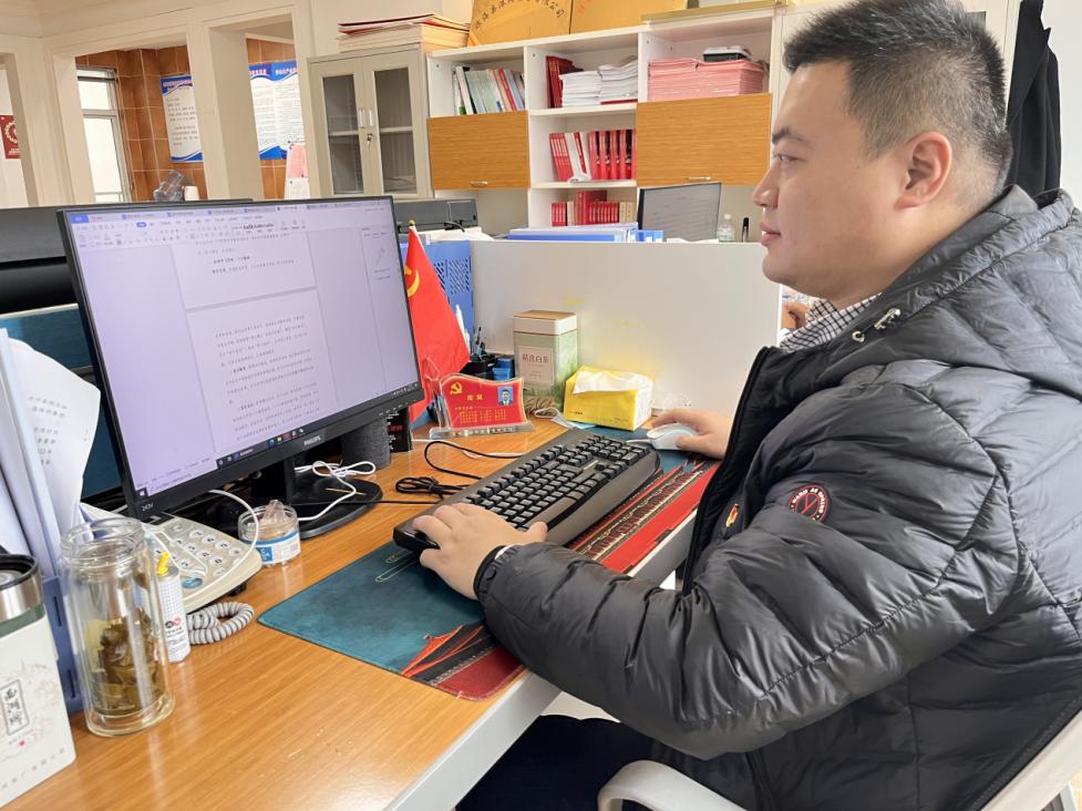 党建工作树标杆 疫情防控敢亮剑&mdash;&mdash;新滩投资公司周昊.jpg