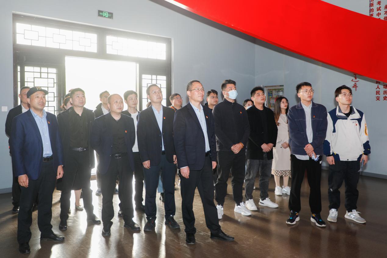 港产公司党支部发展&ldquo;怀想革命先烈 传承红色基因&rdquo;主题党日活动1.jpg