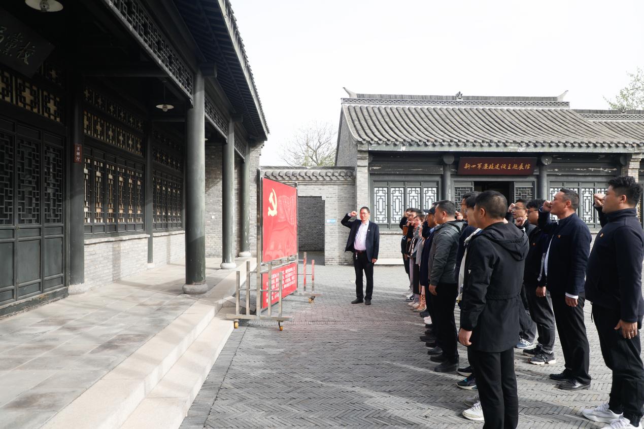 港产公司党支部发展&ldquo;怀想革命先烈 传承红色基因&rdquo;主题党日活动5.jpg