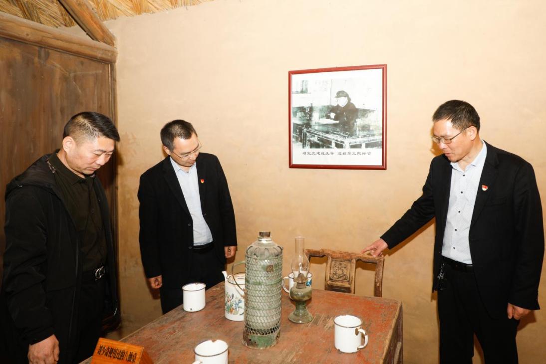 港产公司党支部发展&ldquo;怀想革命先烈 传承红色基因&rdquo;主题党日活动3.jpg