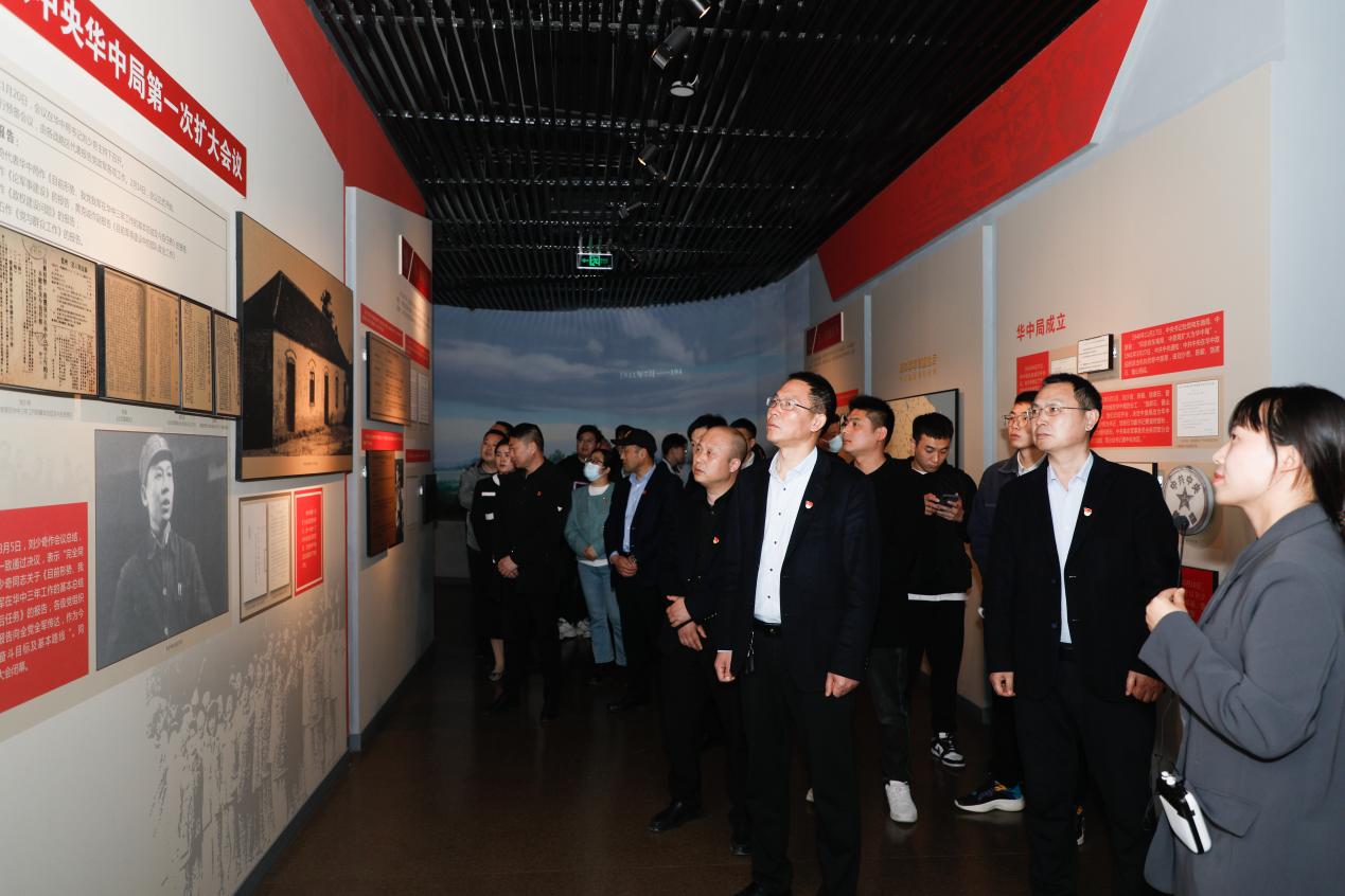 港产公司党支部发展&ldquo;怀想革命先烈 传承红色基因&rdquo;主题党日活动2.jpg