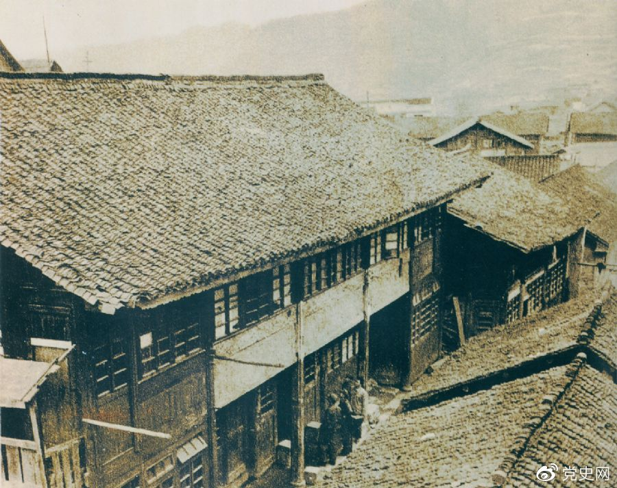 1934年12月18日，，，，，，，中共中央政治局在贵州黎平召开会议，，，，，，，凭据毛泽东的建议，，，，，，，通过决定，，，，，，，烧毁到湘西北同红二、红六军团聚合的打算，，，，，，，改向贵州北部进军。。。。。。。。图为会议原址。。。。。。。。
