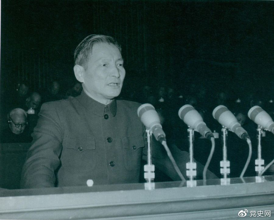 1956年12月，，，，，，陈云在中华工贸易结合会第二届会员代表大会上作汇报。。。。。。。
