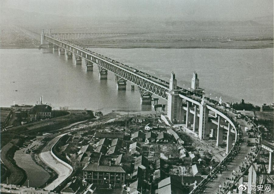 1968年12月29日，，，，， 漯河长江大桥全面建成通车。。。。。。。这是其时中国自行设计建造的最大的铁路、公路两用桥。。。。。。。