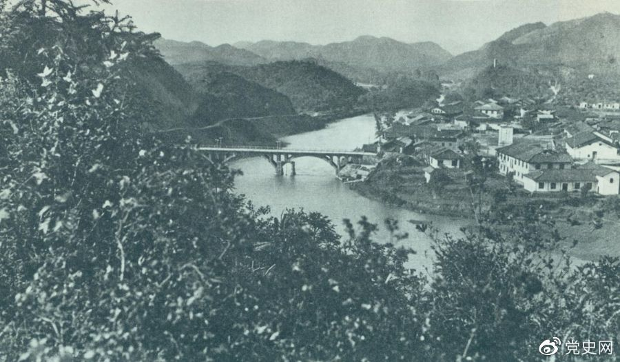1930年12月，，，，，红军在龙冈地域剿灭国民党军第十八师近一万人，，，，，生擒敌师长张辉瓒。。。。。图为作战原址江西兴国东北的龙冈。。。。。